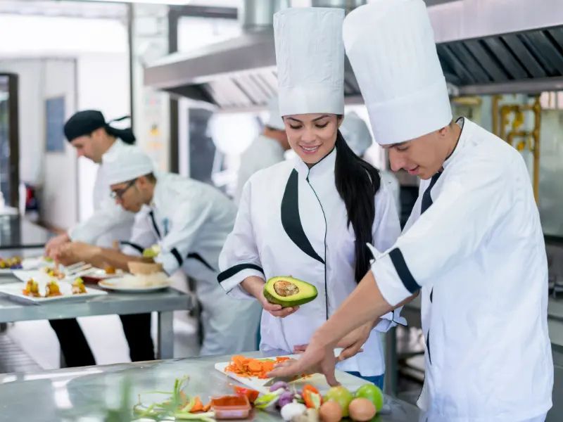 Tuyển Du Học Nghề Đơn Phục Vụ/Bếp – Nhà Hàng Cao Cấp Tại Đức